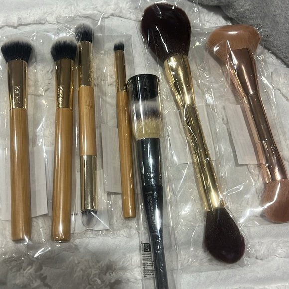 Brand new and sealed lot of 9 tarte and itcosmetic brushes and sponge - Picture 3 of 4